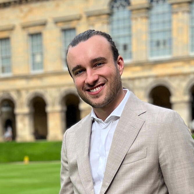 Yannick Ritter – Worcester College, Oxford Yannick Ritter, Investor, Analyst und Unternehmer, vor dem Worcester College in Oxford